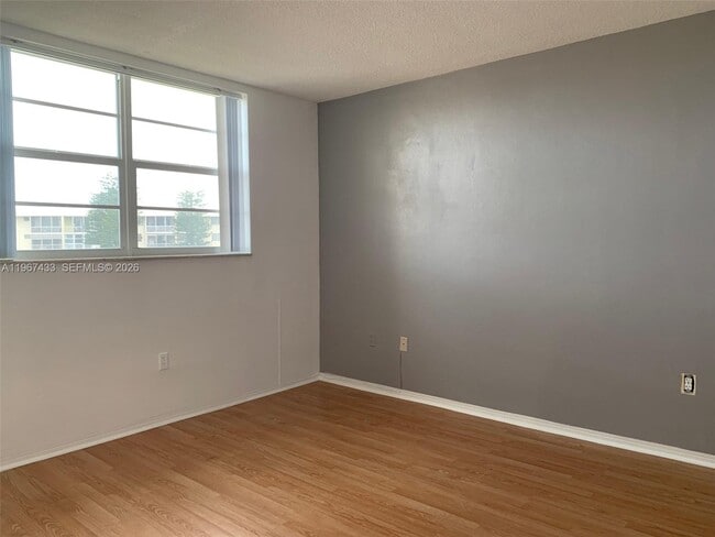 Building Photo - 2859 Leonard Dr