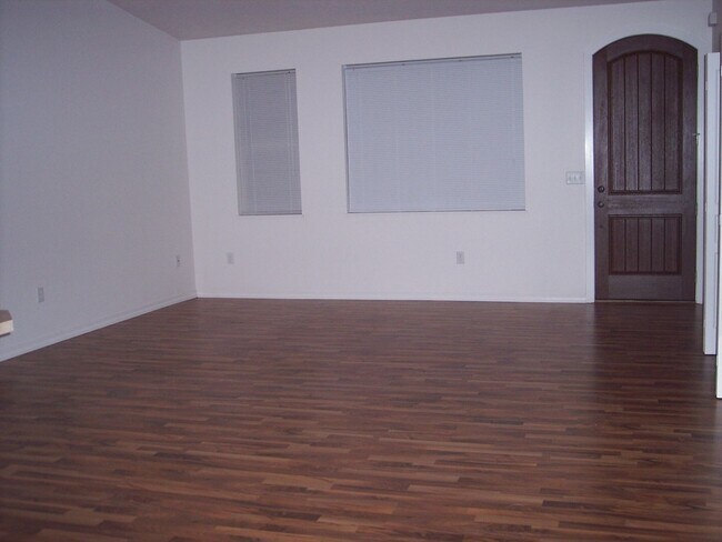 Building Photo - 721 Desmet St