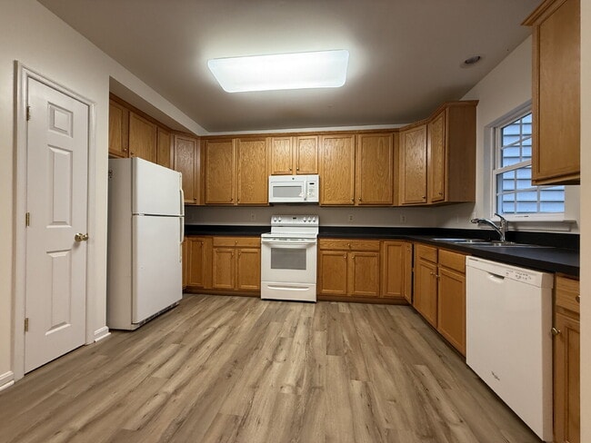 Building Photo - Exquisite Townhome in The Grove at Huntley Meadows