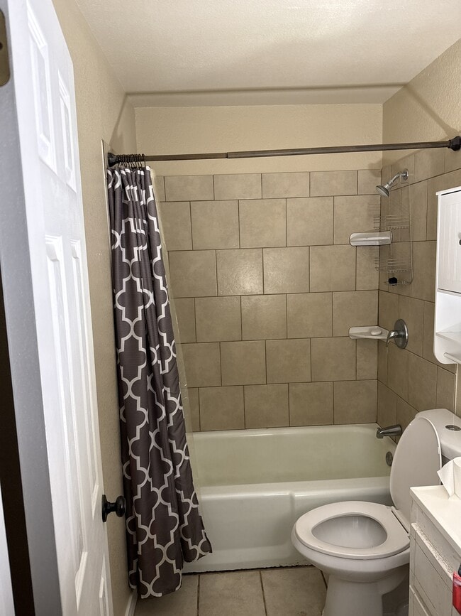 Building Photo - 220 Nichols Dr