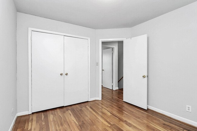 Building Photo - Lovely Two Bedroom Apartment Near Cotswold!