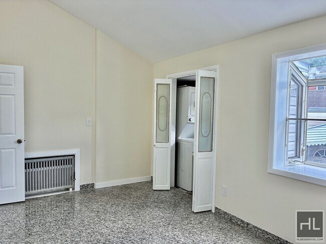 Building Photo - 2.5 bedroom, 1 bath with private porch, Dw, microwave & W/D utilities included