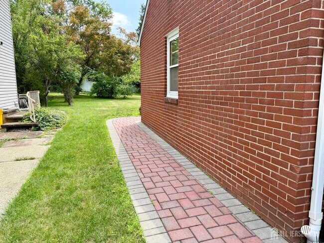 Building Photo - 19 South Dr