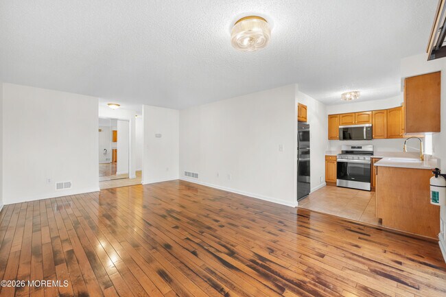 Building Photo - 2230 Bridge Ave