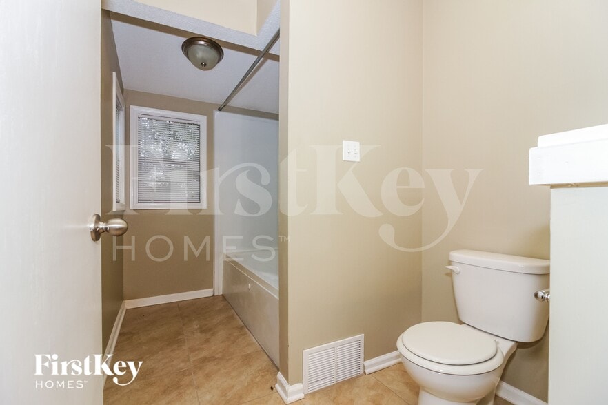 Building Photo - 1307 S White Station Rd