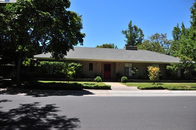 Primary Photo - 802 Center Dr