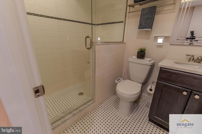 Building Photo - 417 S Ellwood Ave