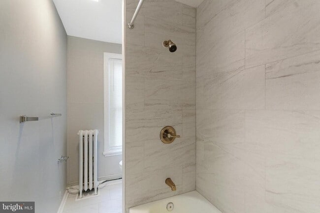 Building Photo - 2530 Collins St