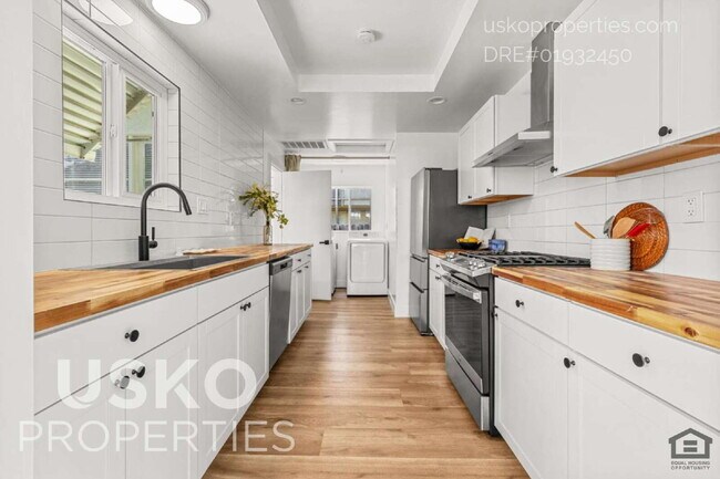 Building Photo - "Charming 2-Bed Retreat in the Heart of Sa...