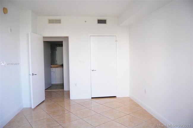 Building Photo - 20000 E Country Club Dr