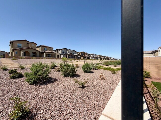 Building Photo - GORGEOUS 4 BED 3 BATH 2 CAR GARAGE SINGLE FAMILY HOME W/ LOFT, VAULTED ENTRYWAY, BACKYARD, AND BE...