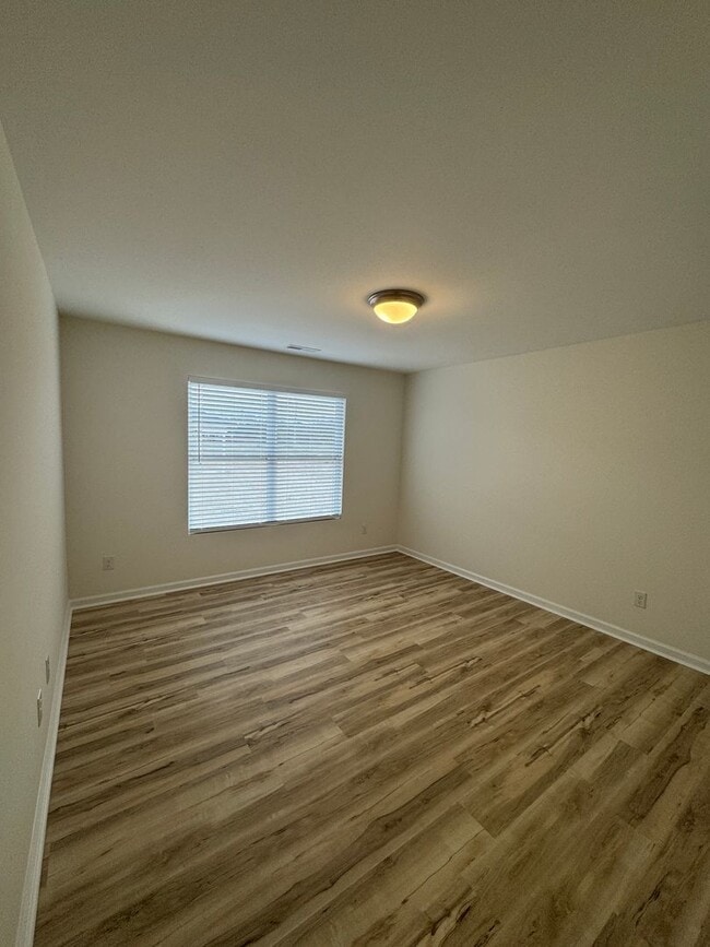Building Photo - 4 Bedrooms! 1st Month's Rent Free!!