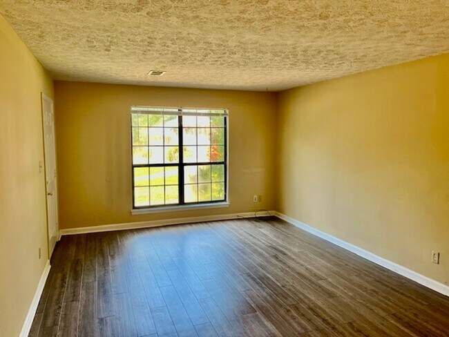 Building Photo - Conifer Ring #26 A&amp;B