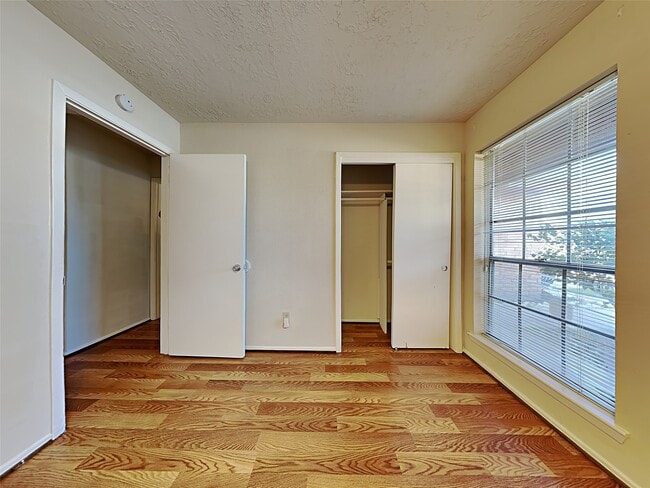 Building Photo - 16930 Barcelona Dr