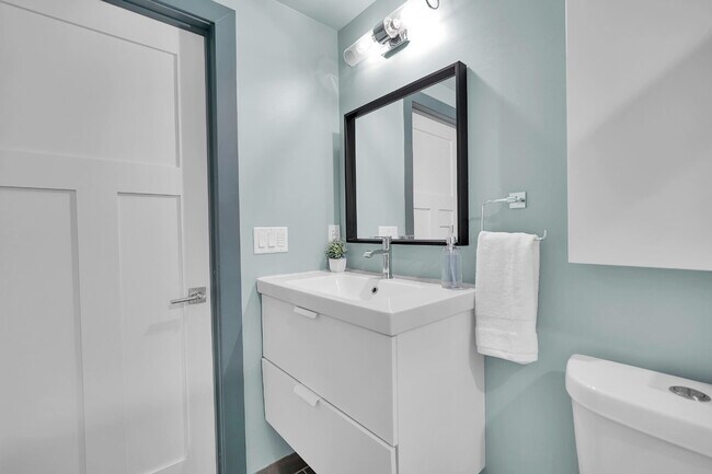 Building Photo - Furnished 2-Bedroom, 2-Bath Apartment near the Medical Campus