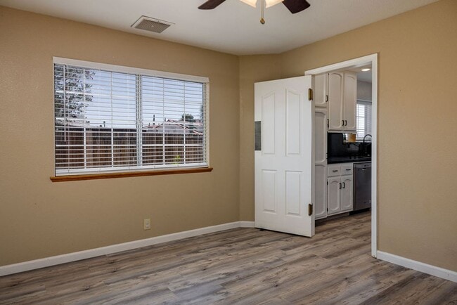 Building Photo - NORTHWEST SOLAR HOME - AVAILABLE NOW!!