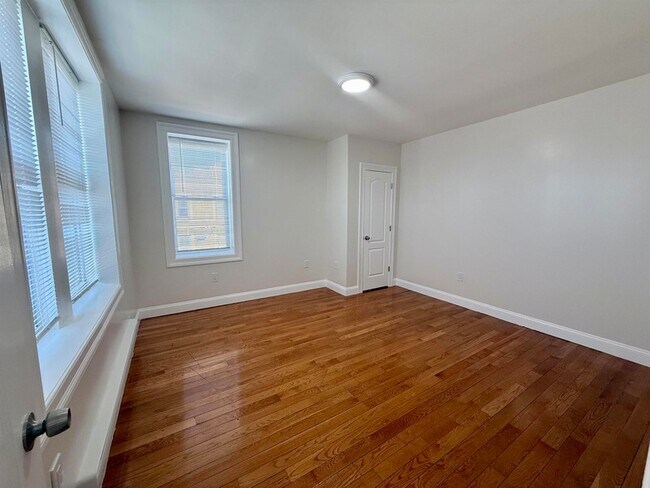 Building Photo - 7222 Broadway