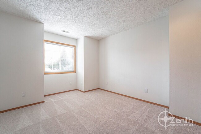 Building Photo - 5408 NE 101st Cir