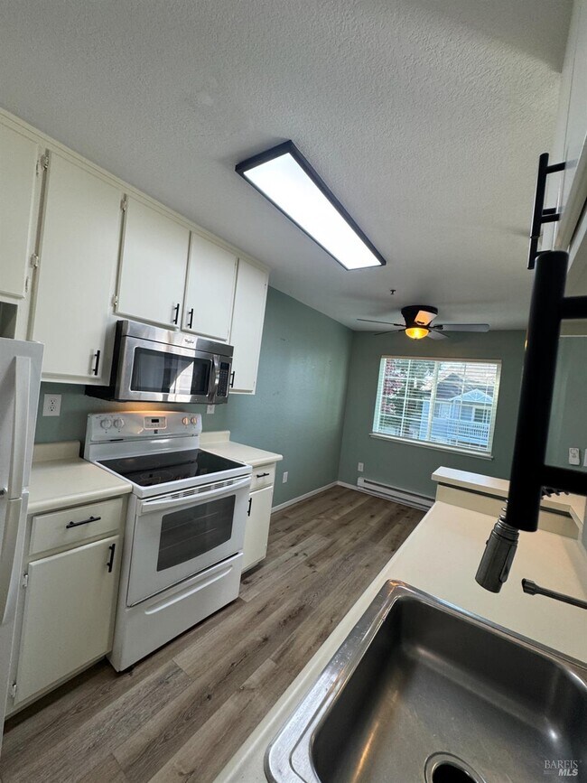 Building Photo - 511 Lighthouse Dr