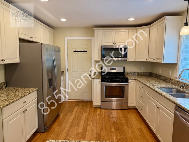 Building Photo - Union Lake Retreat – Updated 4-Bed Colonia...