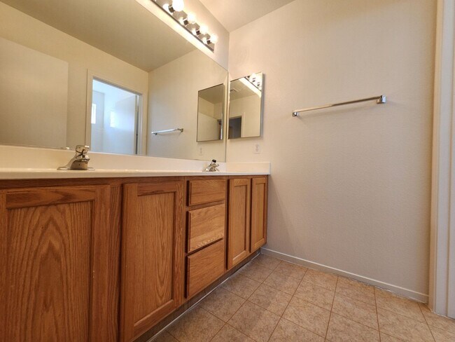 Building Photo - Stunning Five Bedroom home in Shadow Hills.