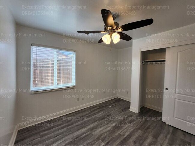 Building Photo - 4 bedroom/ 2 bathroom located in the South...