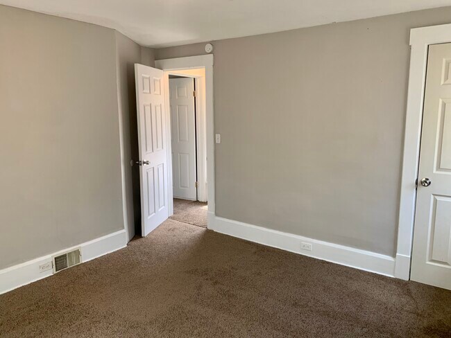 Building Photo - 205 6th St NW