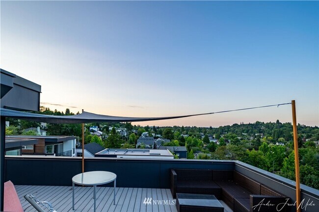 Building Photo - 3Bd/2.5Ba Seattle Townhome