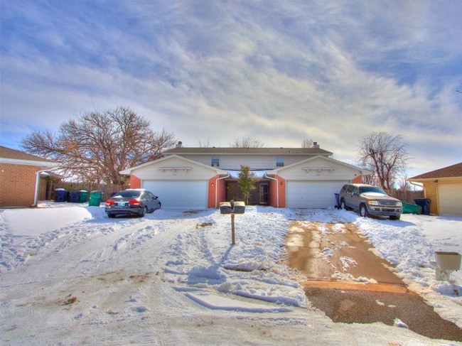 Building Photo - 6916 Woodlake Dr