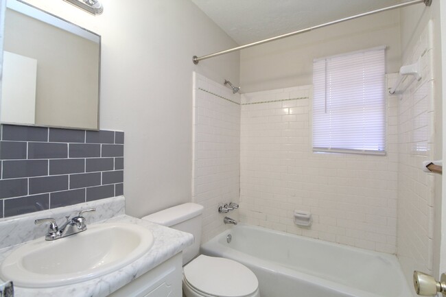 Building Photo - Pet-Friendly 2-Bedroom Duplex with Washer/...