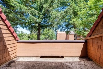 Building Photo - Desirable Updates Lake Oswego Condo 1Bed/1Bath - Mt Park
