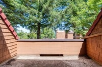 Building Photo - Desirable Updates Lake Oswego Condo 1Bed/1Bath - Mt Park