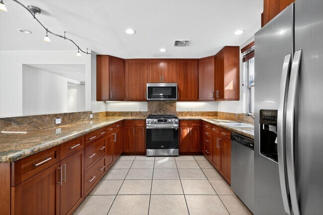 Building Photo - 985 N Tuxedo Cir