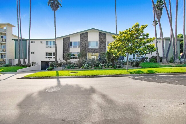 Building Photo - 1545 North Laurel