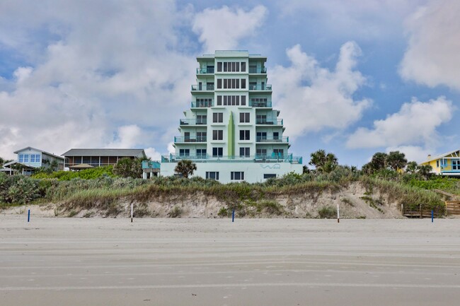 Building Photo - Oceanfront Condo 2 bed/ 2ba Beautifully De...