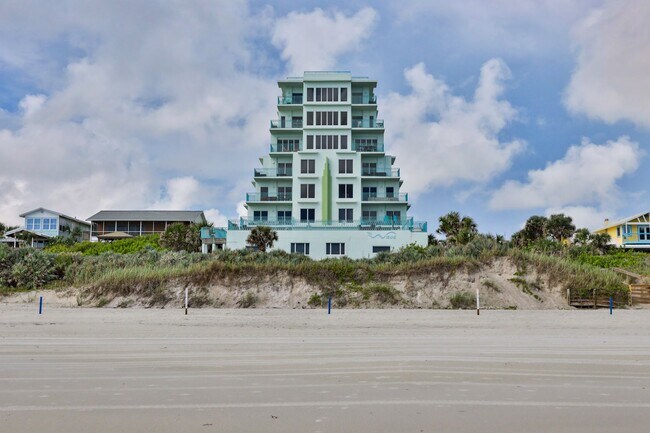 Building Photo - Oceanfront Condo 2 bed/ 2ba Beautifully Decorated and Furnished