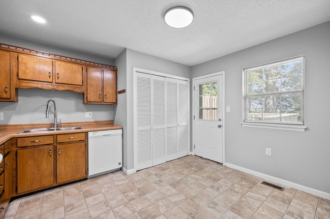 Building Photo - 2 Bed 1 Bath in Rossville w/ Huge Storage ...