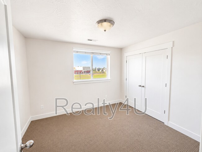 Building Photo - 44 W 470 N