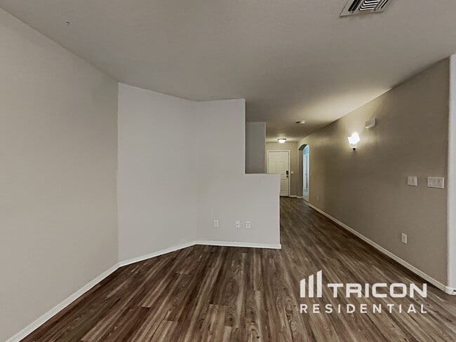 Building Photo - 43714 Cale Dr