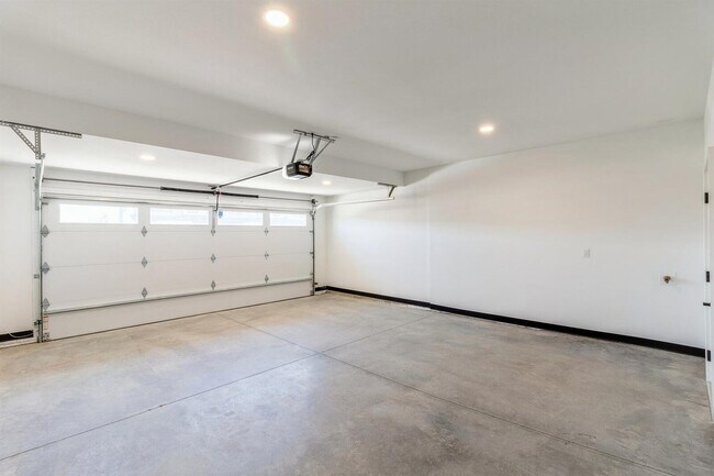 Building Photo - 2103 Lacey Dr