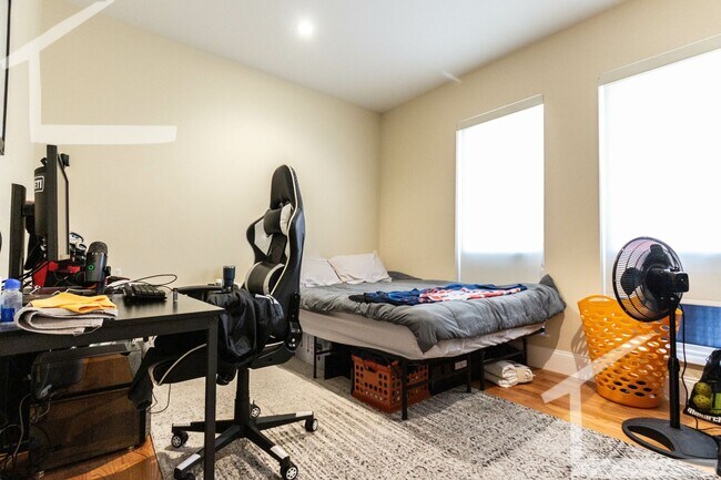 Building Photo - No Brokers Fee, Steps from Boston Lending, In-Unit Washer and Dryer, Central Heat/AC, Parking.