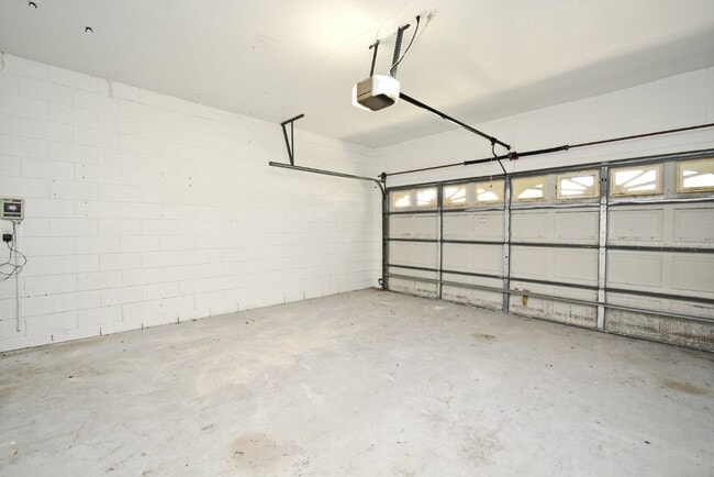 Building Photo - Lovely Remodeled 4/2 Home