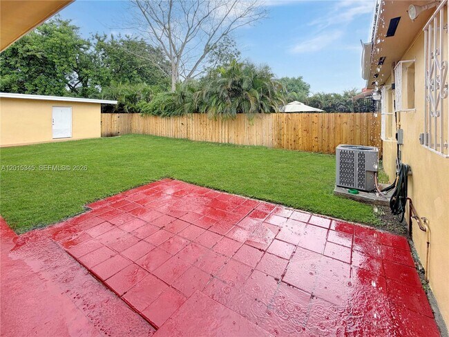 Building Photo - 111 SW 67th Ct