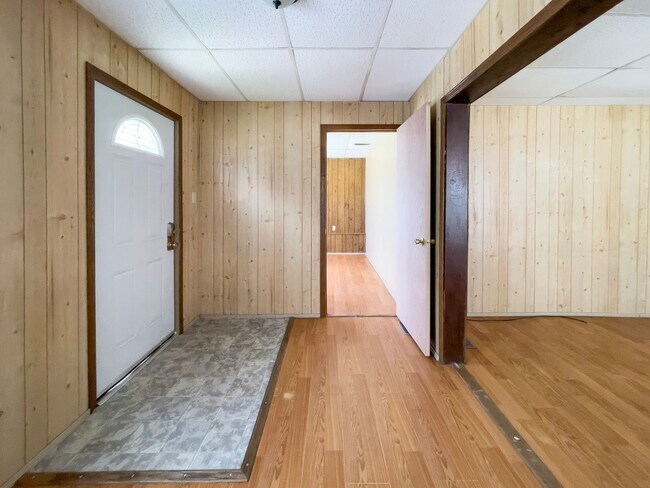 Building Photo - *AVAILABLE NOW!* Cozy Three Bedroom Home!