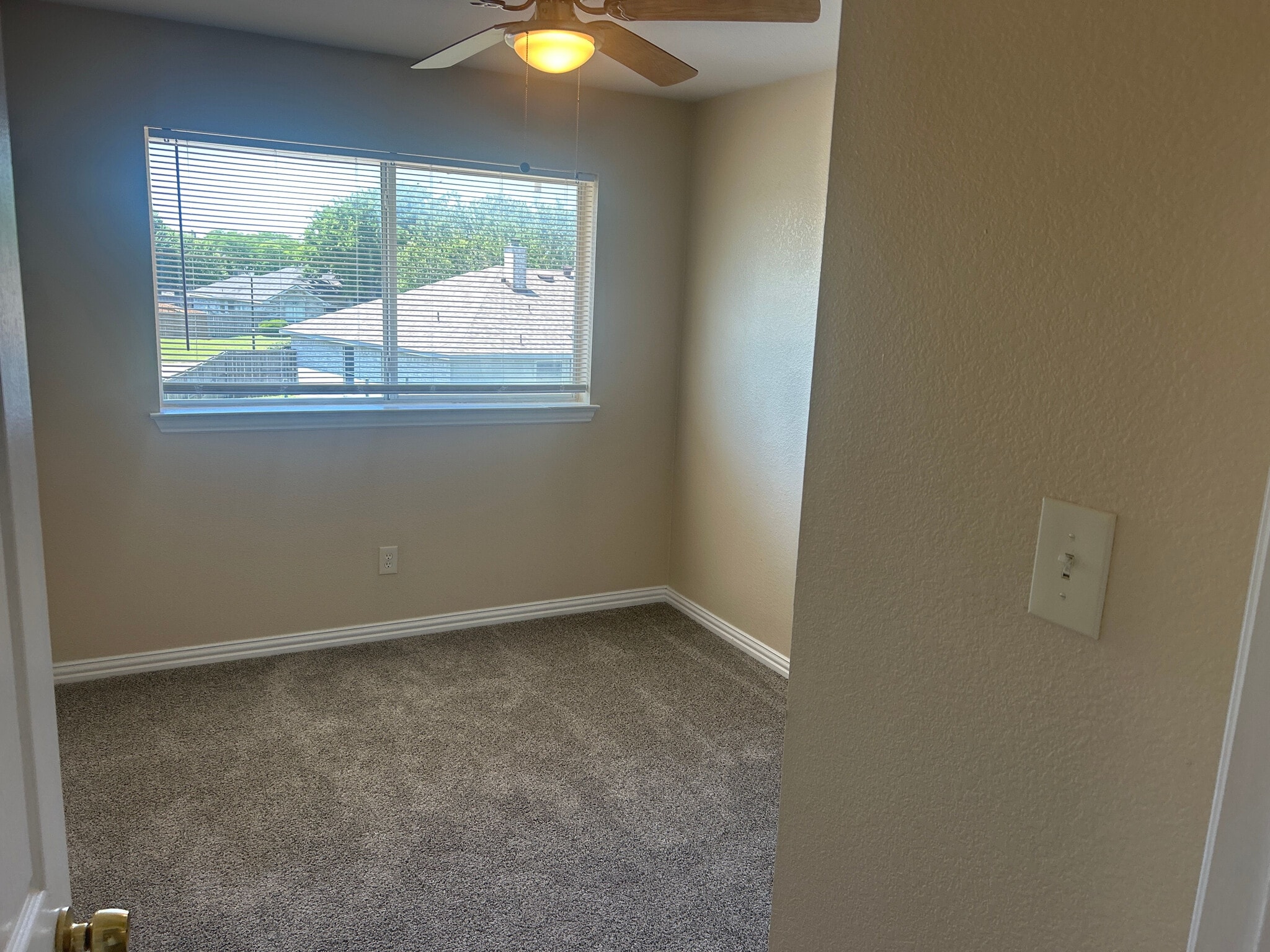 Building Photo - Room in Duplex on Chestnut Ln