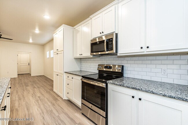 Building Photo - 5553 Lehigh St