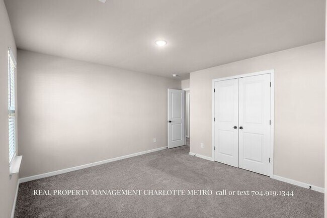 Building Photo - Stunning 4-bedroom, 2.5-bathroom home located in the vibrant city of Charlotte, NC.