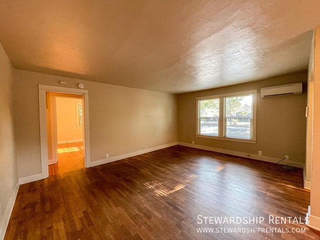 Building Photo - 5 Bd Close to Campus!