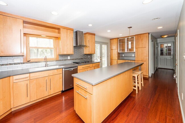 Building Photo - 4 Bedroom 2.5 Bath House in Montclair - We...