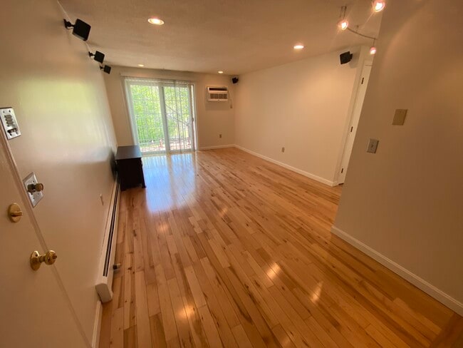 Building Photo - 609 White Cedar Blvd